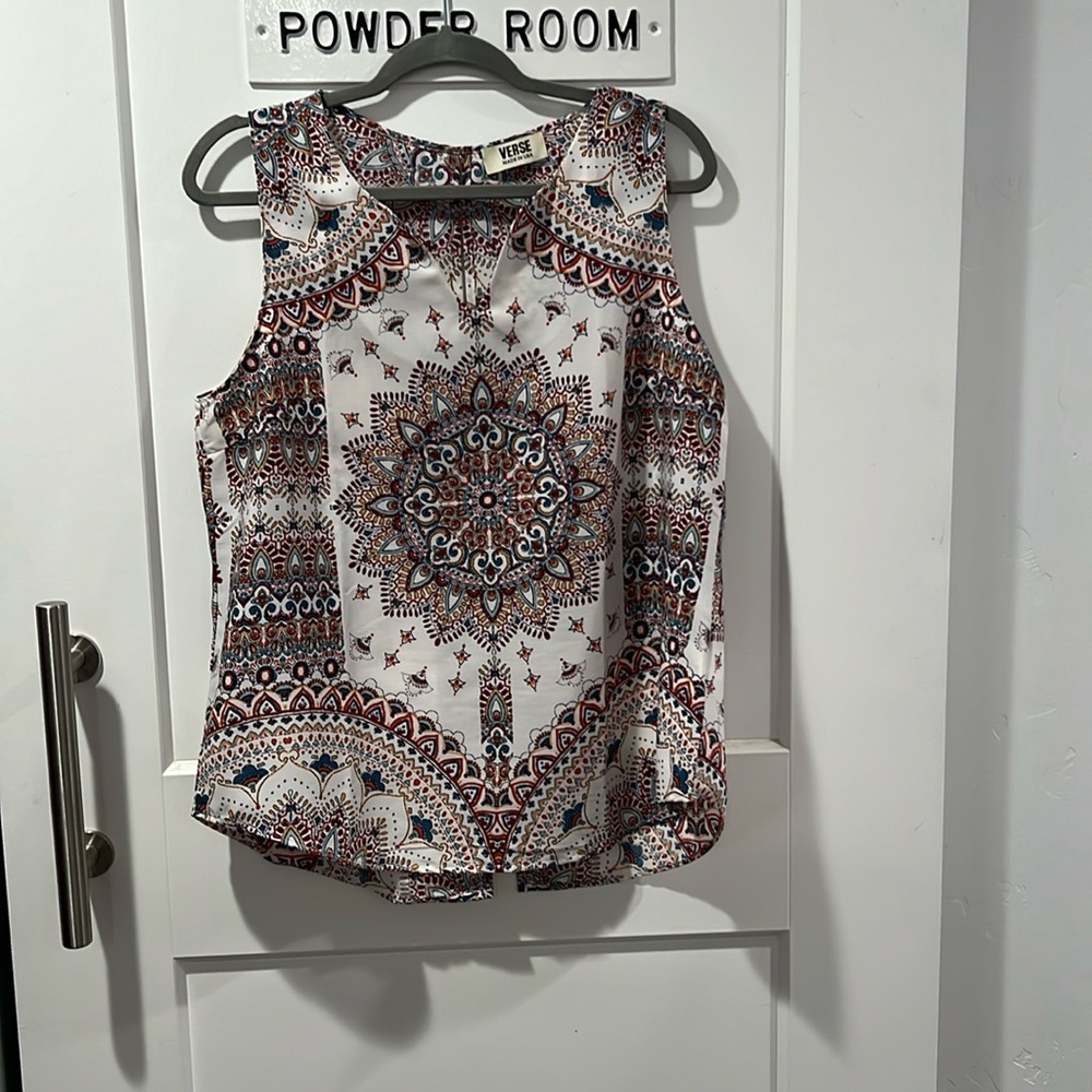 Verse sleeveless blouse
